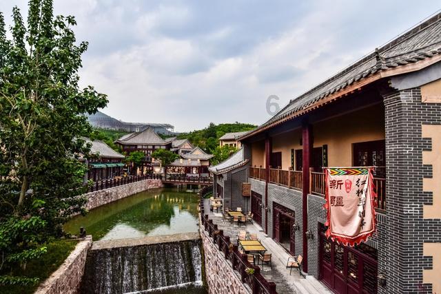 萧敬腾夫妇合体拍大片，50岁林有慧显年轻，老萧无名指纹老婆名字