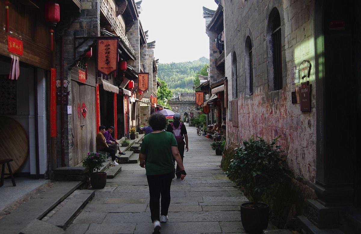 姑娘教外交官吃西餐，哪想吃饭和打仗一样，左手刀右手枪游戏画面