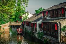 新华社快讯：中缅联合打击跨国电信网络诈骗犯罪取得标志性重大战果，白所成、白应苍、魏怀仁、刘正祥、刘正茂、徐老发等10名缅北重大犯罪嫌疑人被成功押解回国